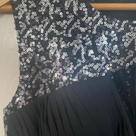 Black Evening / Prom Gown - Picture 5 of 8